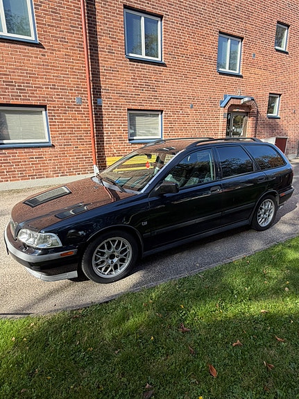 Volvo V40 2 of 6