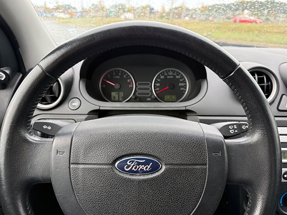 Ford Fiesta 13 of 16
