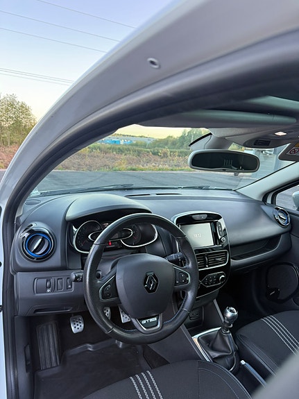 Renault Clio 11 of 16