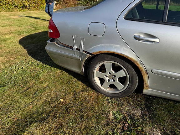 Mercedes-Benz E200 2 of 4