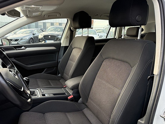 Volkswagen Passat 13 of 25