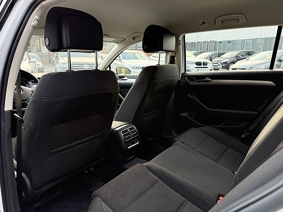 Volkswagen Passat 15 of 25
