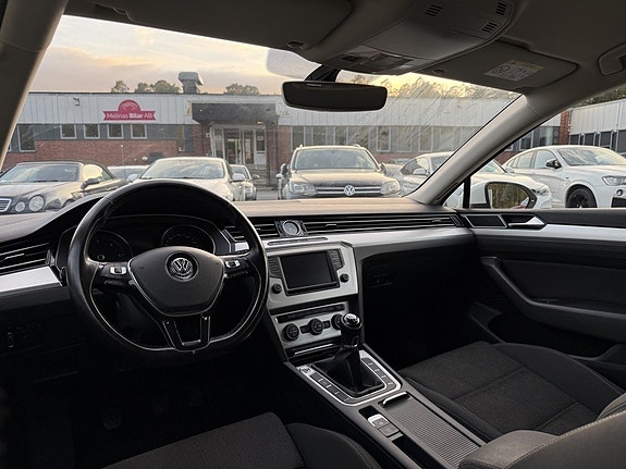 Volkswagen Passat 9 of 25