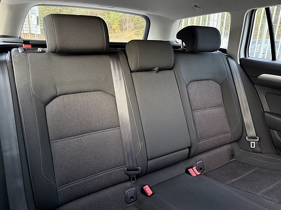 Volkswagen Passat 17 of 25