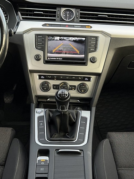 Volkswagen Passat 22 of 25