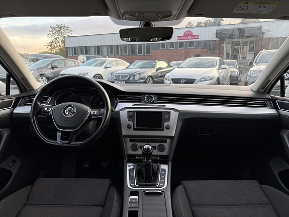 Volkswagen Passat 10 of 25