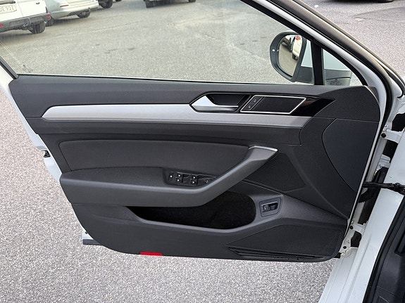 Volkswagen Passat 12 of 25