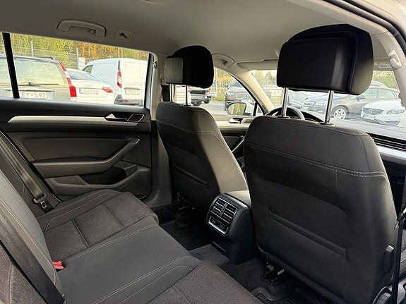 Volkswagen Passat 16 of 25