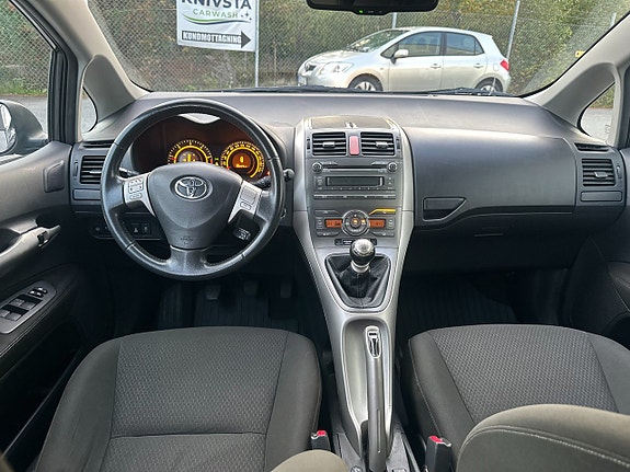 Toyota Auris 7 of 19