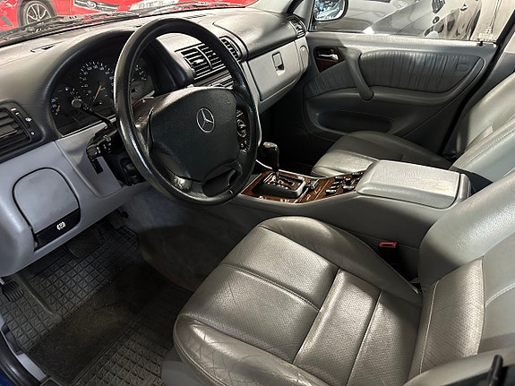 Mercedes-Benz ML320 10 of 13