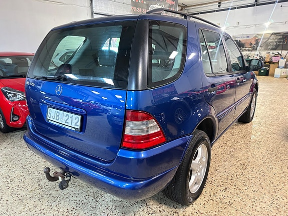 Mercedes-Benz ML320 5 of 13