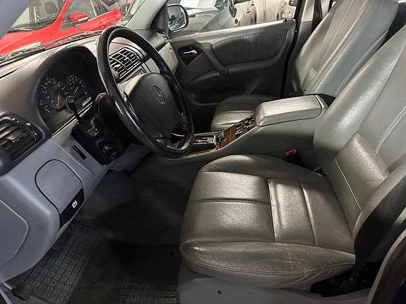 Mercedes-Benz ML320 6 of 13