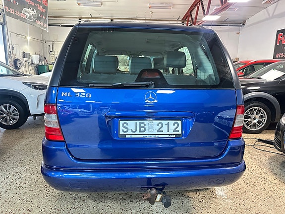 Mercedes-Benz ML320 13 of 13