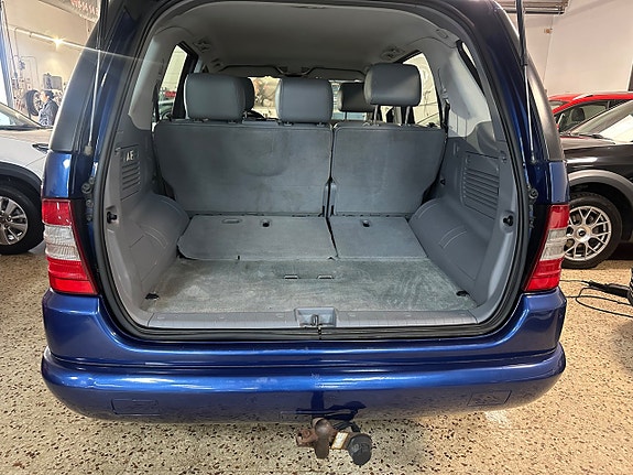 Mercedes-Benz ML320 12 of 13