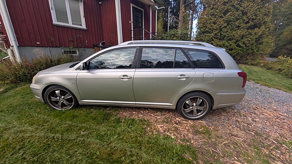 Toyota Avensis 2 of 5