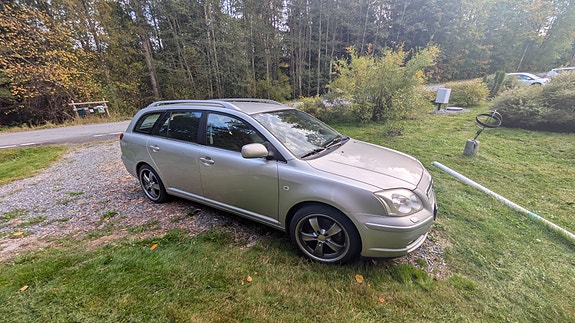 Toyota Avensis 4 of 5