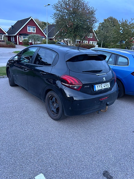 Peugeot 208 2 of 3