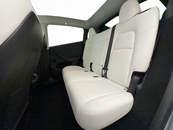 Tesla Model Y 15 of 30