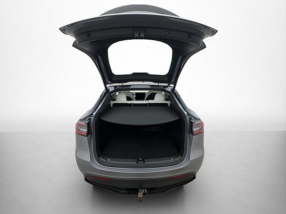 Tesla Model Y 28 of 30