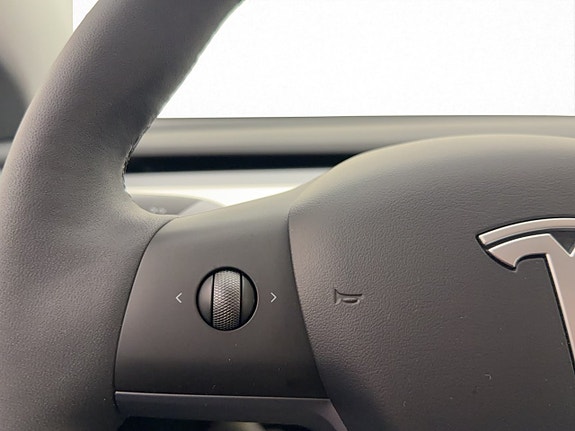 Tesla Model Y 18 of 30