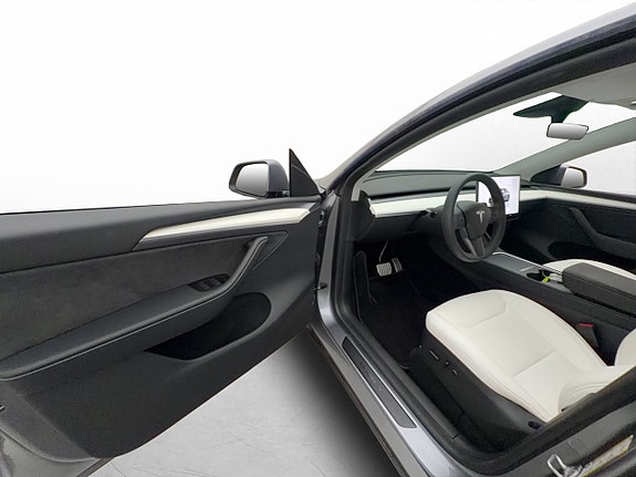 Tesla Model Y 9 of 30
