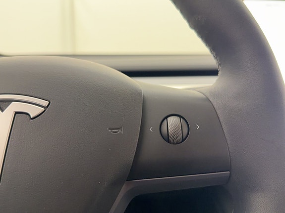 Tesla Model Y 19 of 30