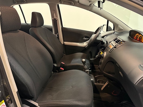 Toyota Yaris 13 of 23
