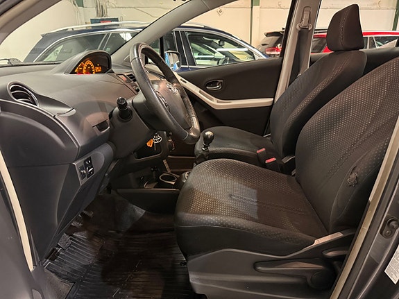 Toyota Yaris 12 of 23