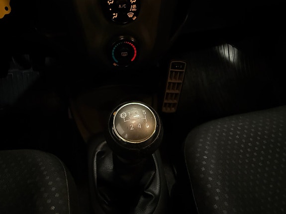Toyota Yaris 19 of 23