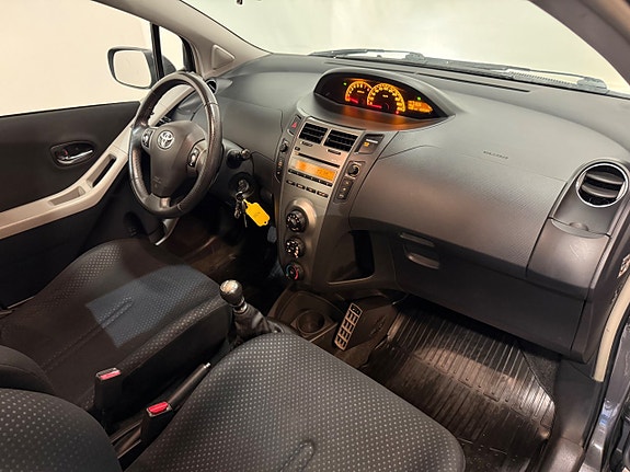 Toyota Yaris 14 of 23