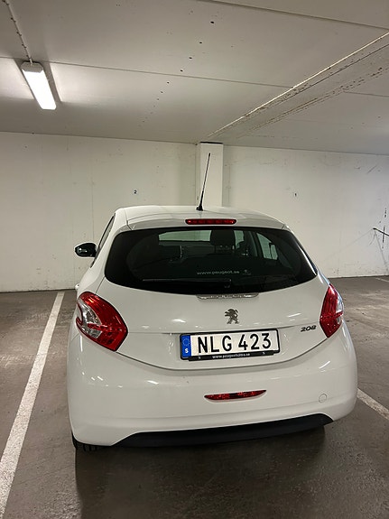Peugeot 208 2 of 5