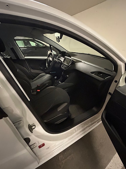 Peugeot 208 3 of 5