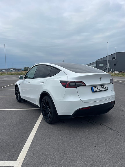 Tesla Model Y 4 of 7