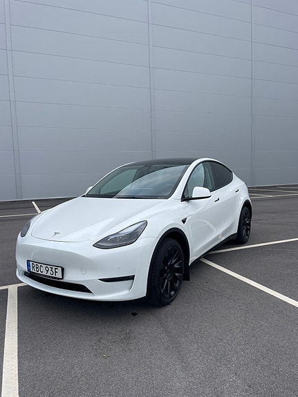 Tesla Model Y 2 of 7