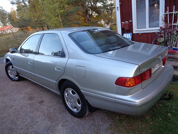 Toyota Camry 3 of 30