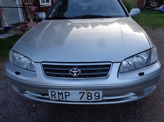 Toyota Camry 4 of 30