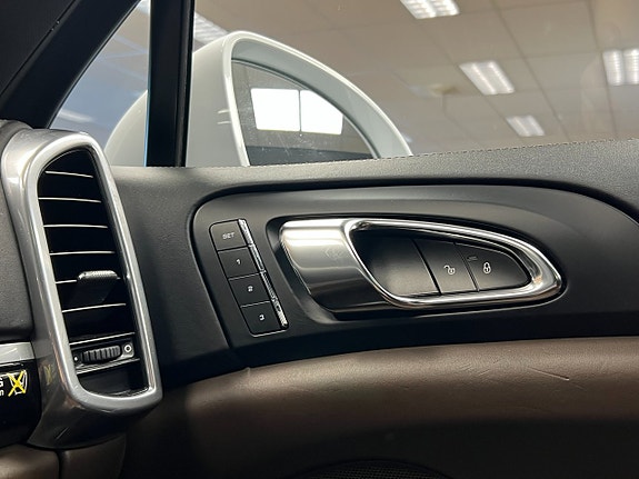Porsche Cayenne S 24 of 29