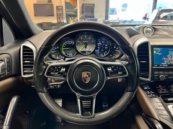 Porsche Cayenne S 17 of 29