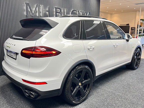 Porsche Cayenne S 9 of 29
