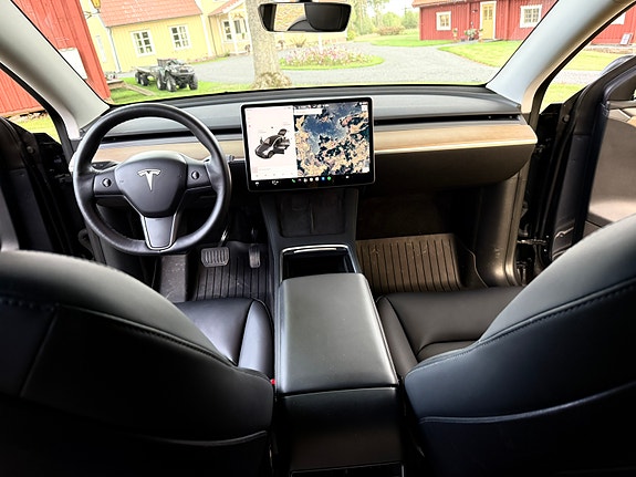 Tesla Model Y 18 of 25