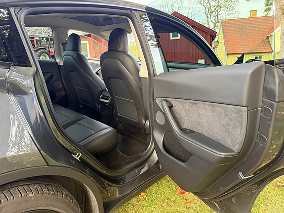 Tesla Model Y 15 of 25