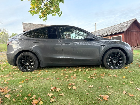 Tesla Model Y 8 of 25
