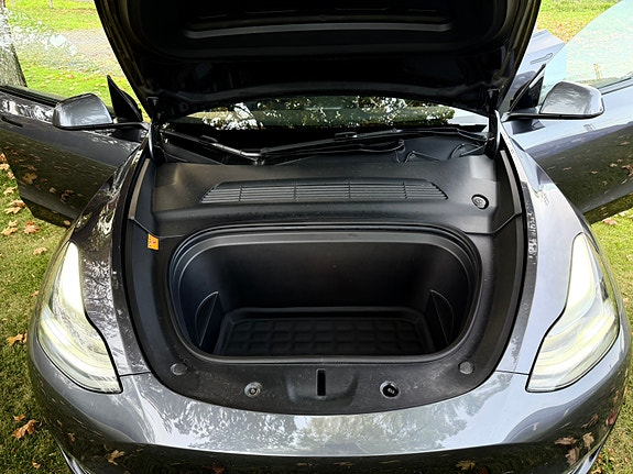 Tesla Model Y 23 of 25