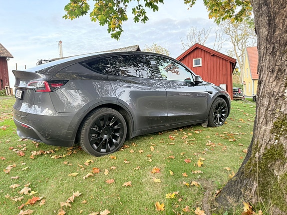 Tesla Model Y 9 of 25