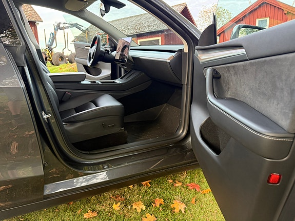 Tesla Model Y 13 of 25