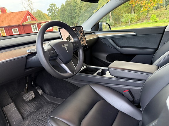 Tesla Model Y 12 of 25