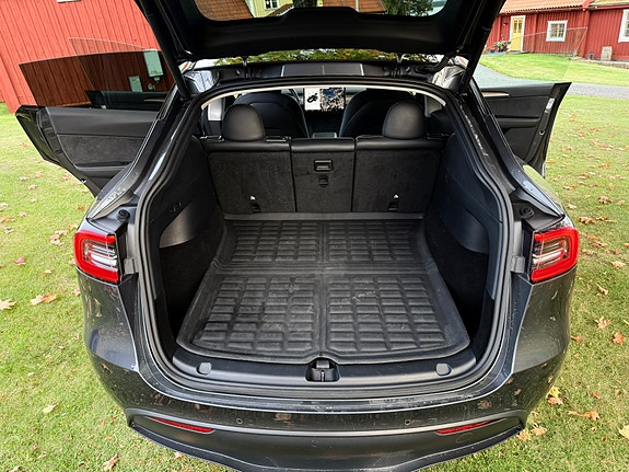 Tesla Model Y 21 of 25