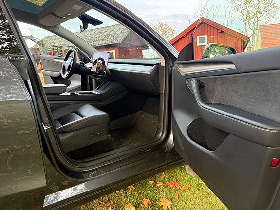 Tesla Model Y 14 of 25
