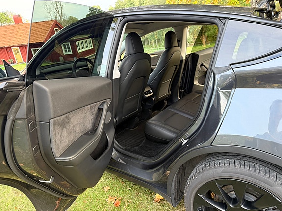 Tesla Model Y 16 of 25