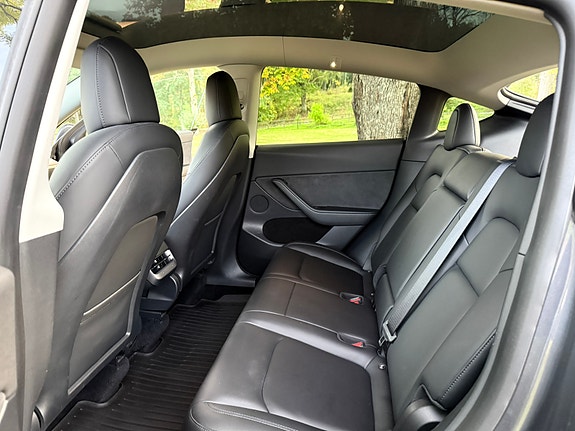Tesla Model Y 17 of 25